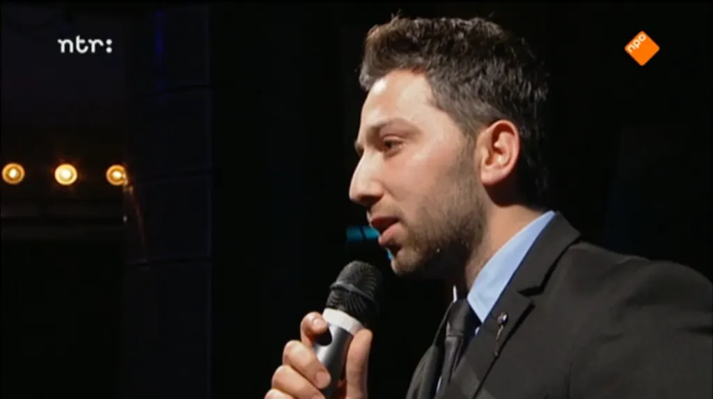 George Arakel met microfoon tijdens zijn interview bij de NTR
